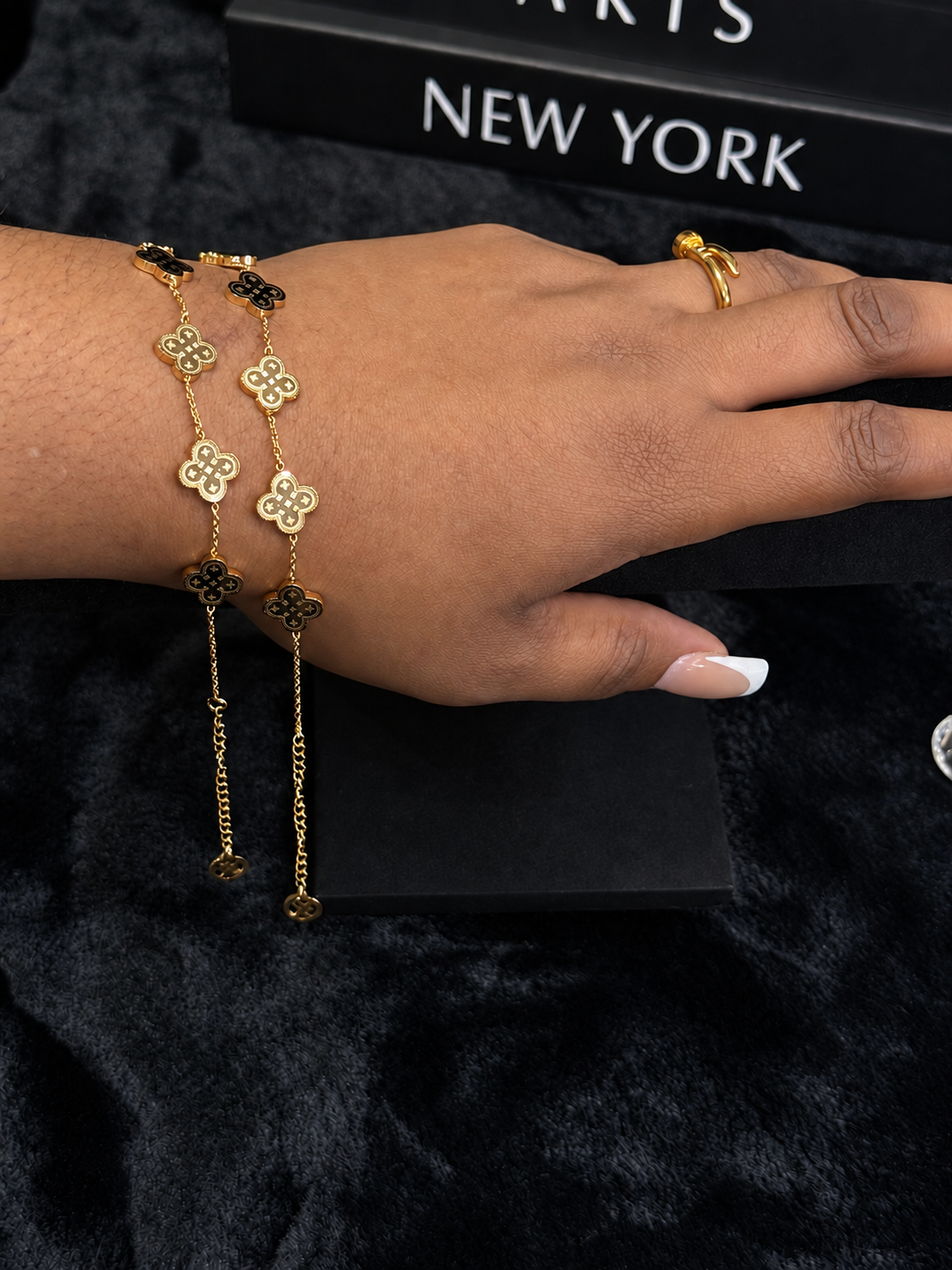 LV MONOGRAM CLOVER BRACELET additional image